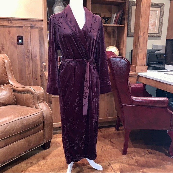 Secret Treasures Other - Secret Treasures GORGEOUS Robe